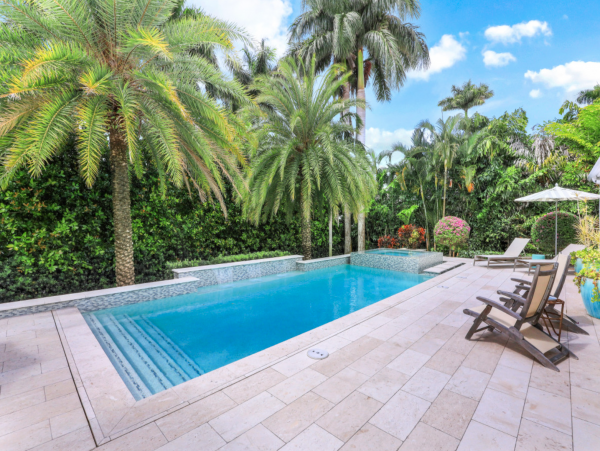 Luxurious Retreat with a Pool in Olde Naples, Steps from the Beach